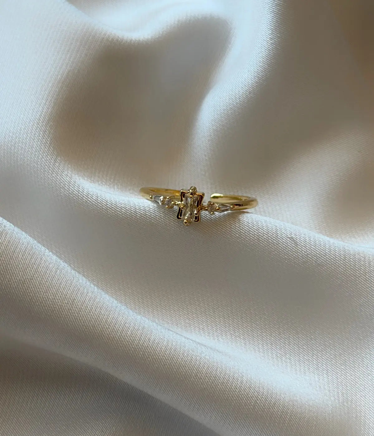 Minimal baget taşlı gold kadın yüzük dekoratif çerçeve içinde