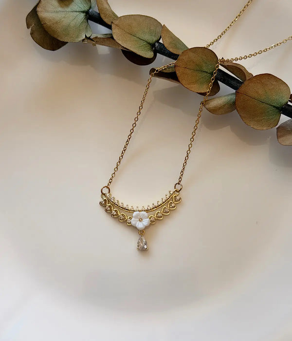Beyaz Çiçek ve Kalp Detaylı Damla Taşlı Gold Kadın Kolye Vintage Aksesuar