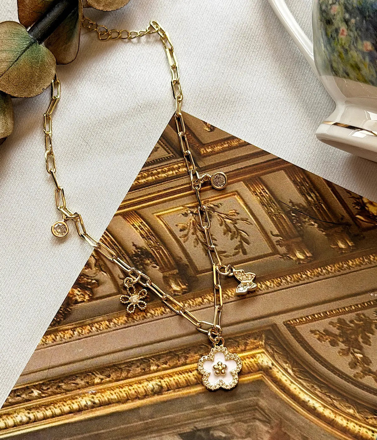 Beyaz Çiçek ve Kelebek Detaylı Gold Kadın Halhal Vintage Aksesuar