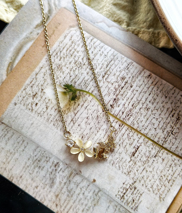 Gold tonlu çiçekli kelebek kadın kolye ürün görünümü
