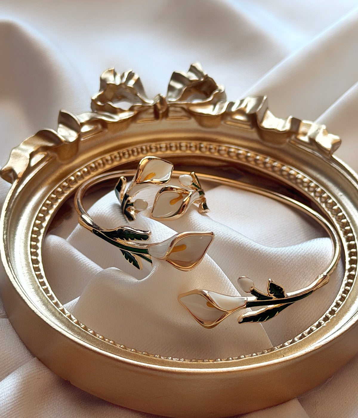 Beyaz kala çiçeği gold bileklik ve yüzük seti dekoratif çerçevede