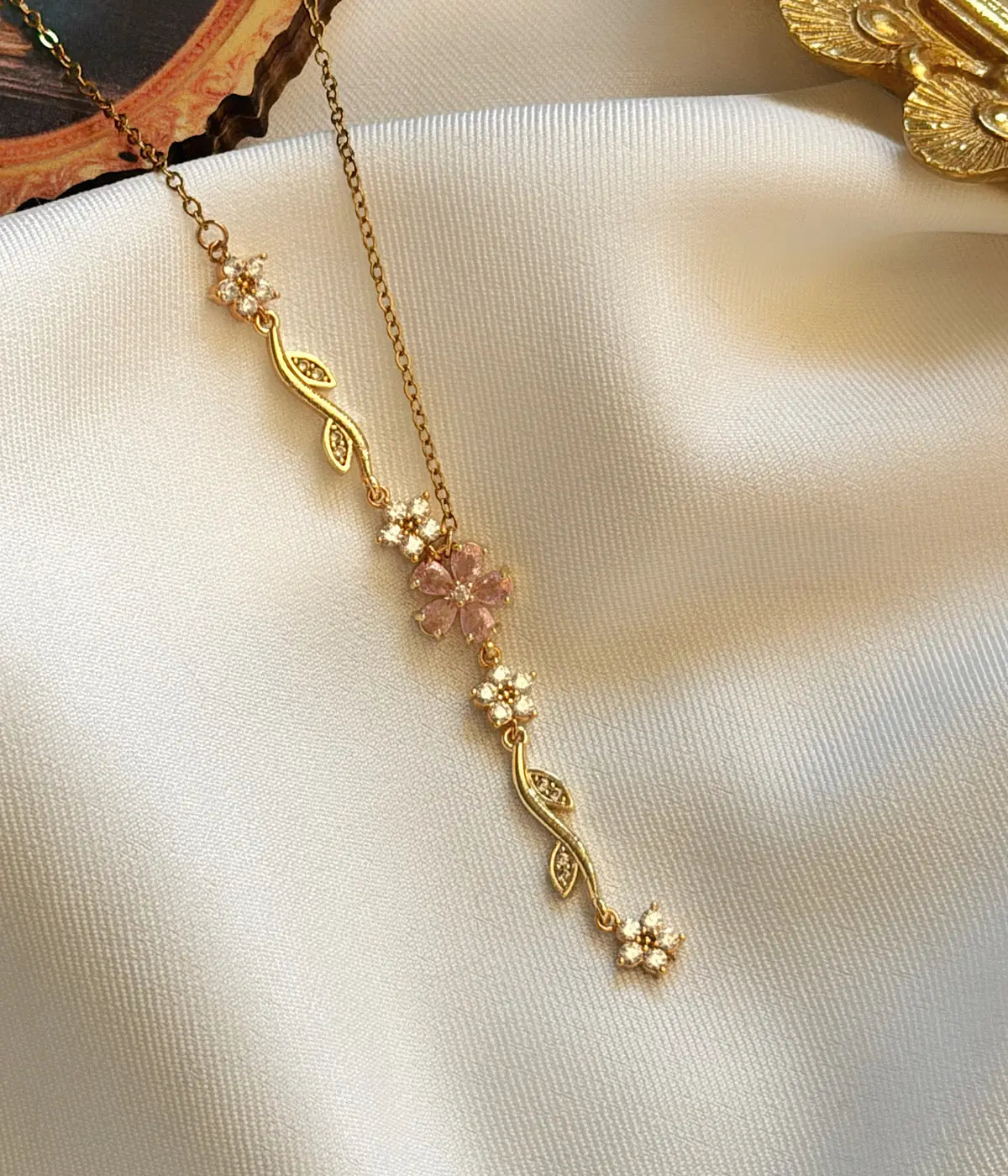 Çiçek Detaylı Vintage Pembe Çelik Kolye Vintage Aksesuar