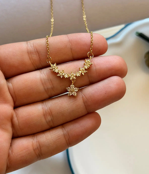 Çiçek motifli taşlı gold kadın kolye yakın çekim