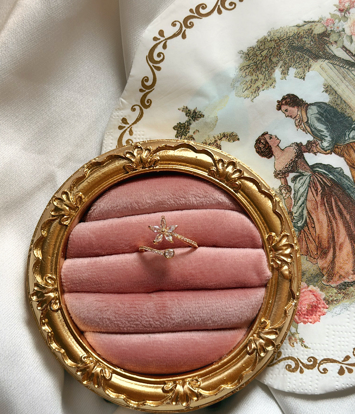 Çiçek motifli gold kadın yüzük vintage çerçeve içinde