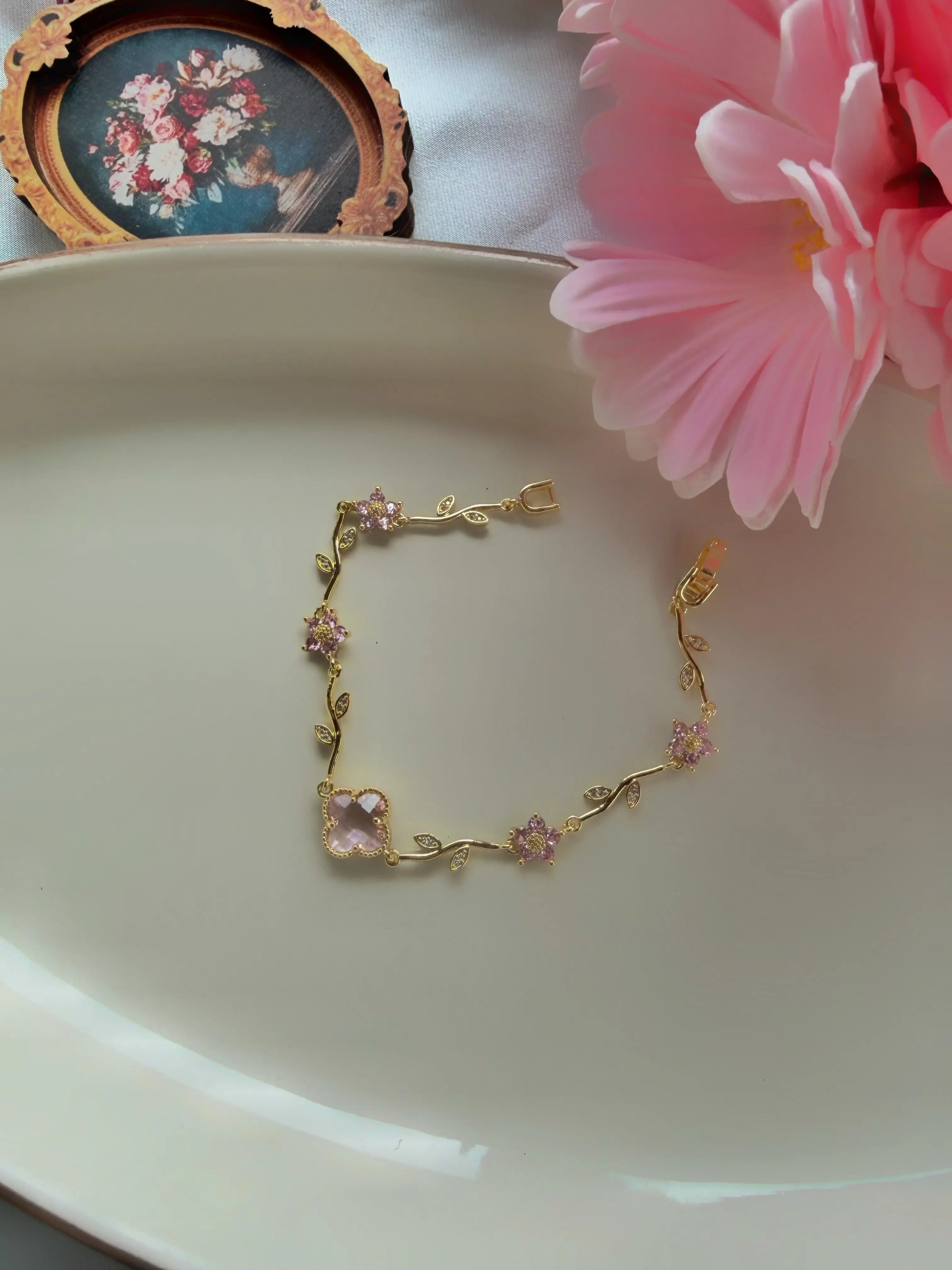 Pembe Çiçek Detaylı Vintage Yonca Bileklik Vintage Aksesuar