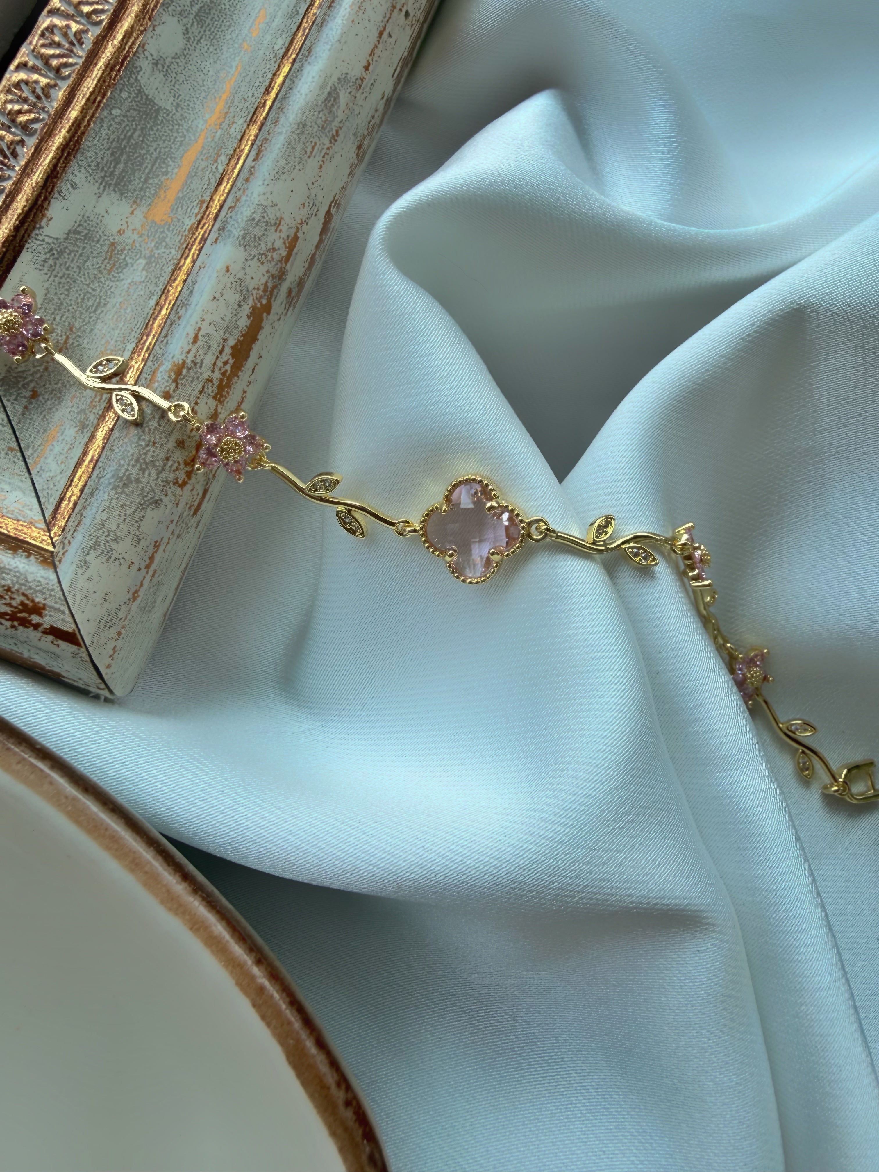 Pembe Çiçek Detaylı Vintage Yonca Bileklik