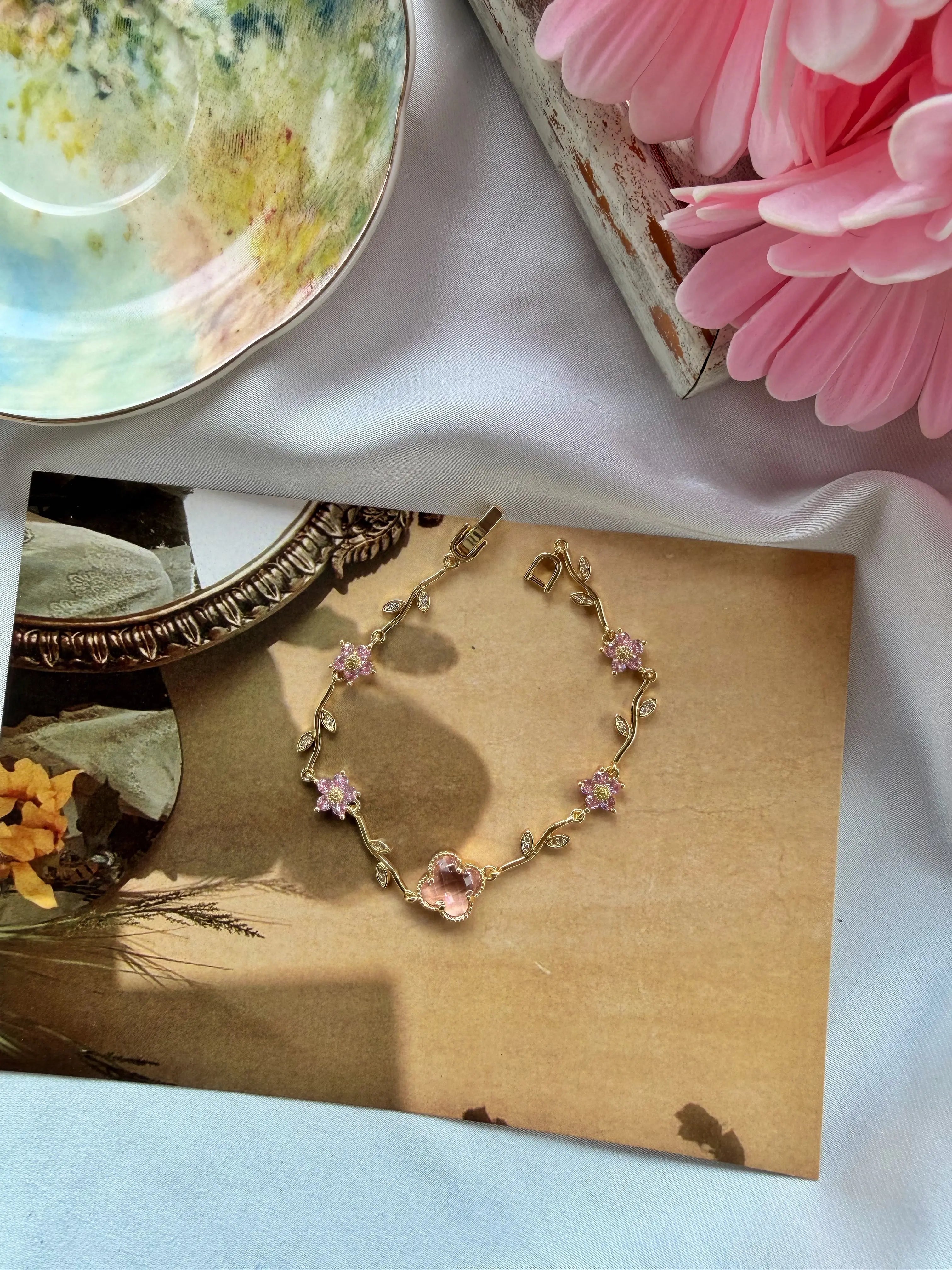 Pembe Çiçek Detaylı Vintage Yonca Bileklik Vintage Aksesuar