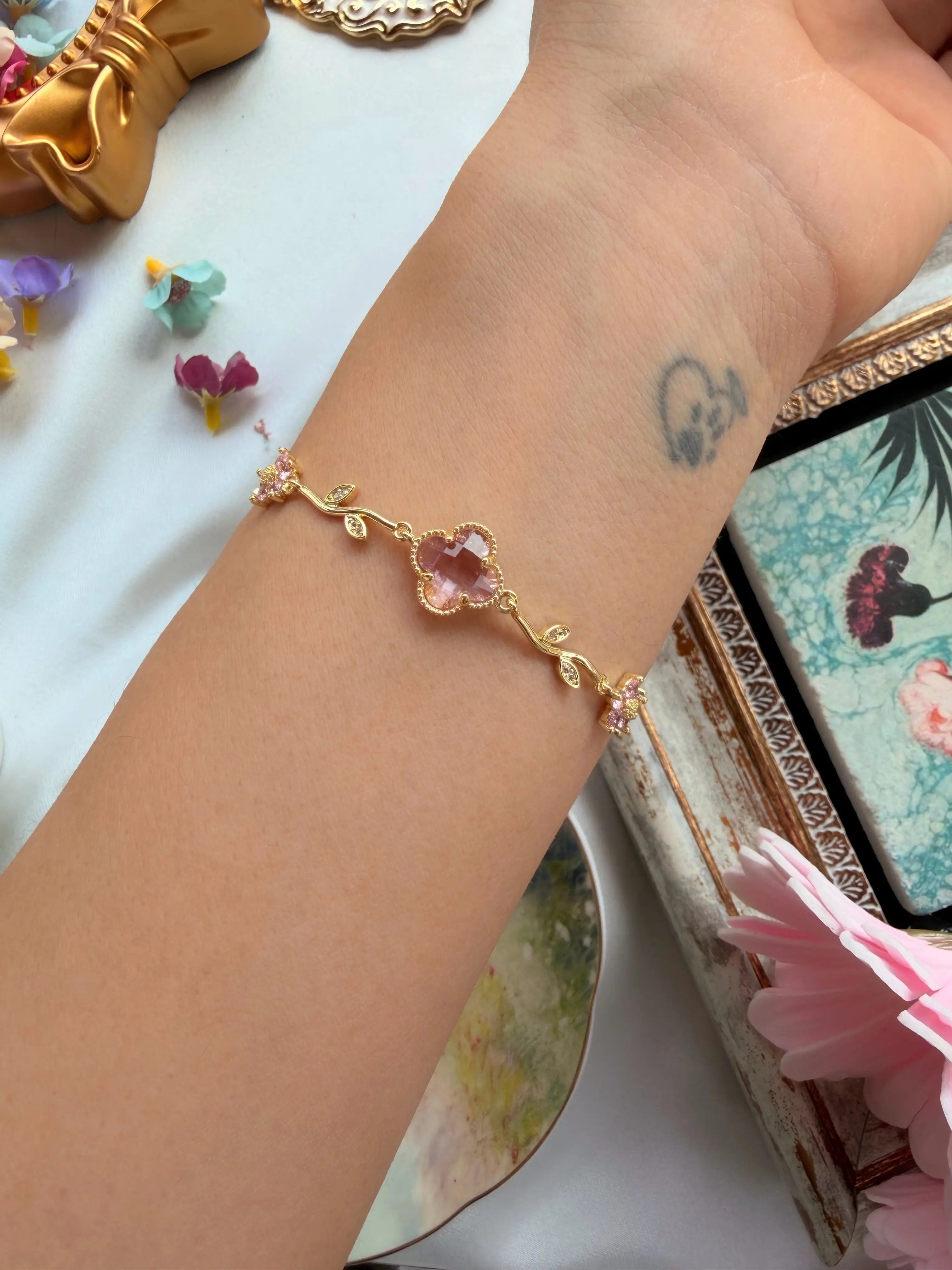 Pembe Çiçek Detaylı Vintage Yonca Bileklik Vintage Aksesuar