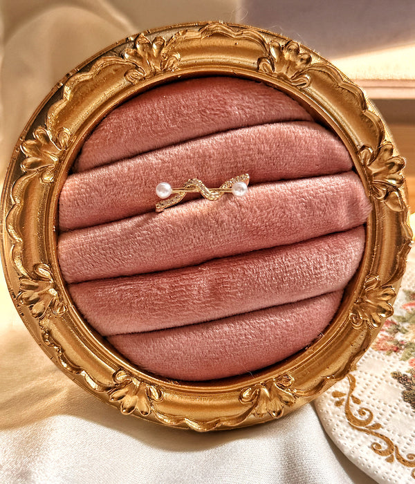 İnci detaylı sarmal gold yüzük pembe kadife sunumda