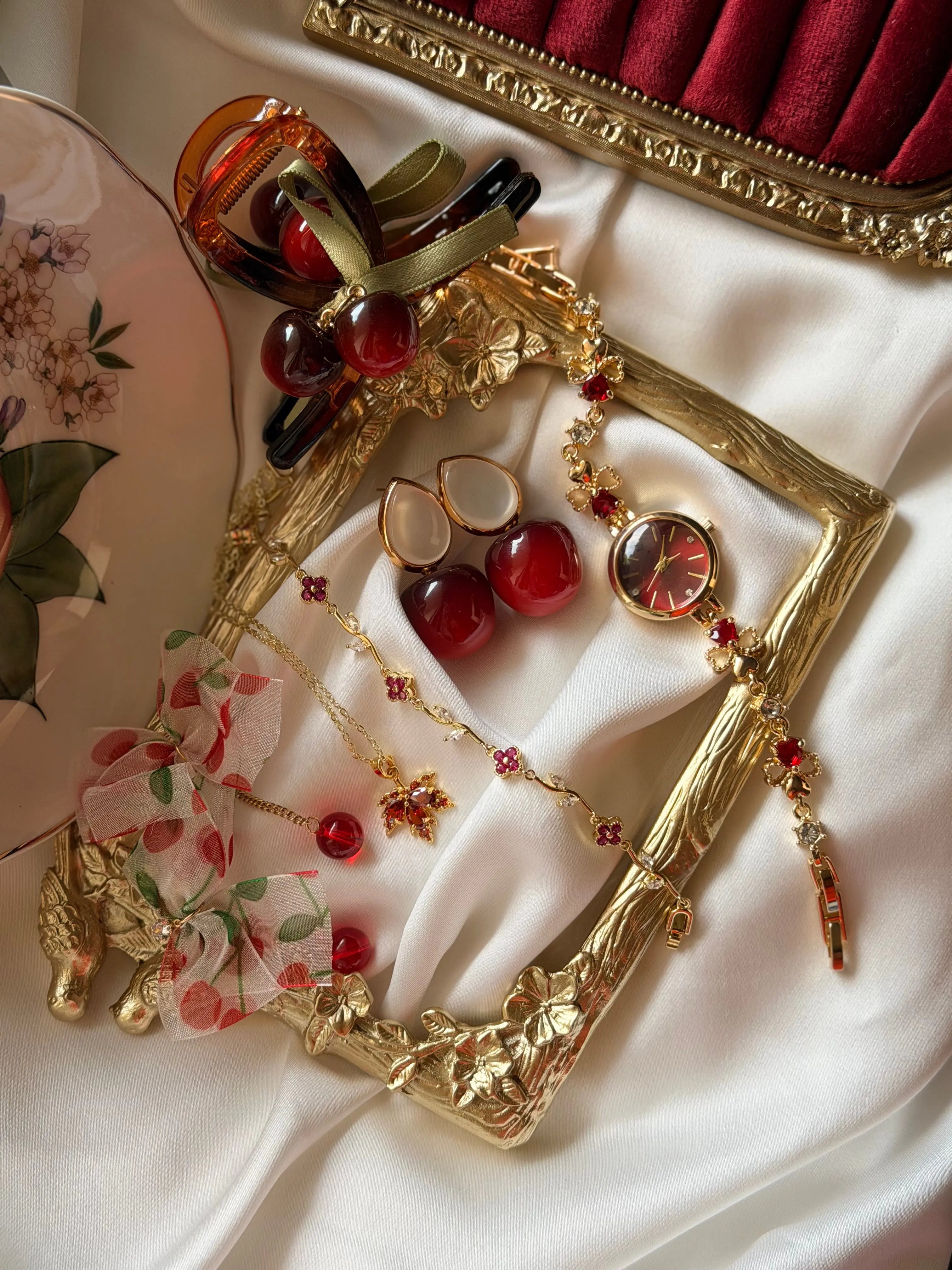 Kırmızı Taş Detaylı Vintage Kombin Vintage Aksesuar