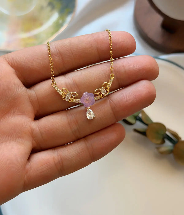 Lila Çiçek ve Kelebek Detaylı Zirkon Taşlı Gold Kadın Kolye Vintage Aksesuar