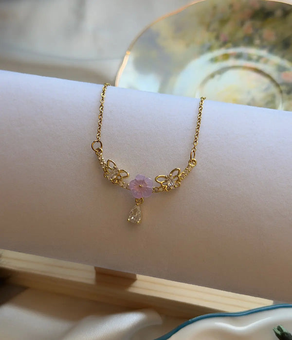 Lila Çiçek ve Kelebek Detaylı Zirkon Taşlı Gold Kadın Kolye Vintage Aksesuar