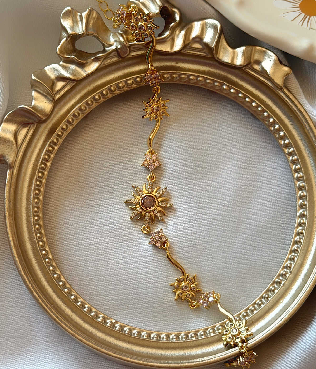Zirkon taşlı güneş ve mor opal detaylı gold çelik bileklik dekoratif çerçevede