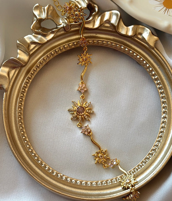 Zirkon taşlı güneş ve mor opal detaylı gold çelik bileklik dekoratif çerçevede