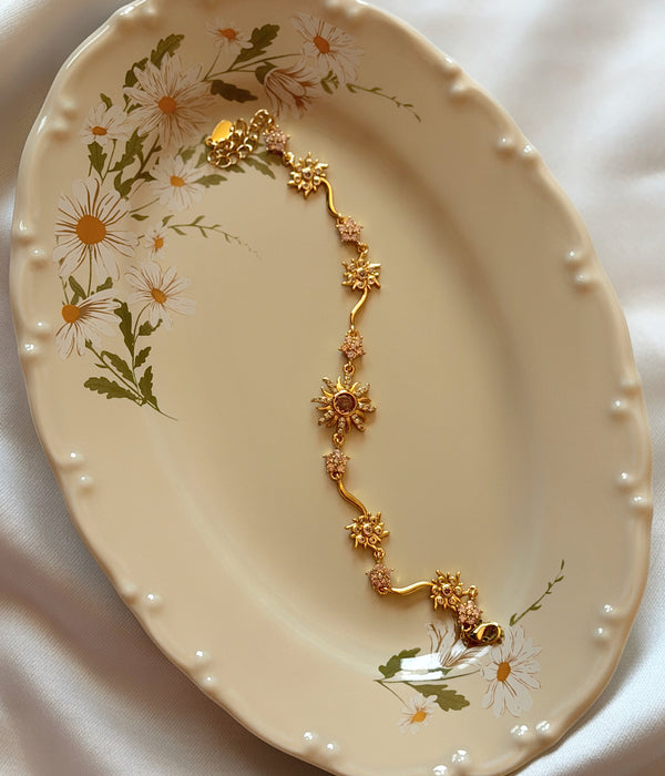 Mor opal ve zirkon taşlı güneş gold çelik kadın bileklik çiçekli tabakta