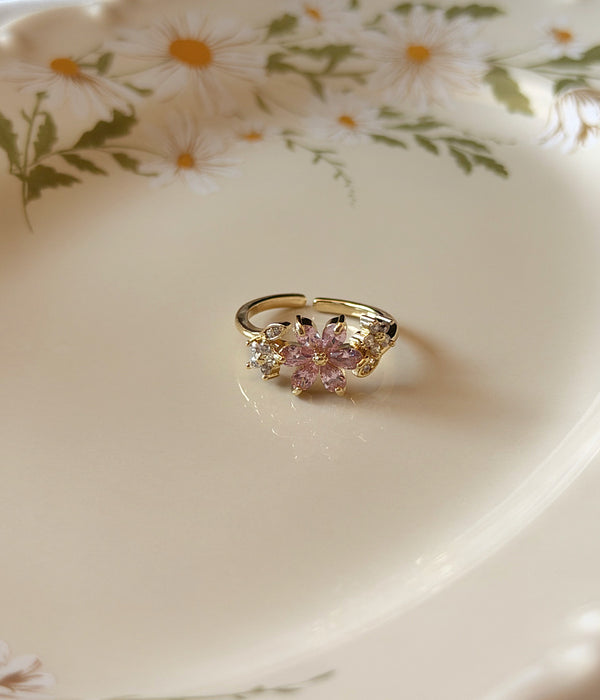 Ayarlanabilir pembe çiçek taşlı gold kadın yüzük önden yakın çekim