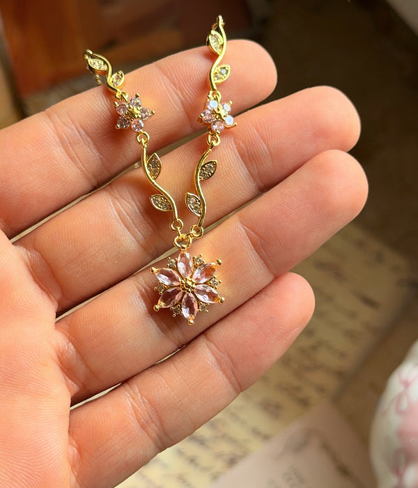 Pembe çiçek ve yaprak motifli gold ton çelik kadın kolye ürün detayı