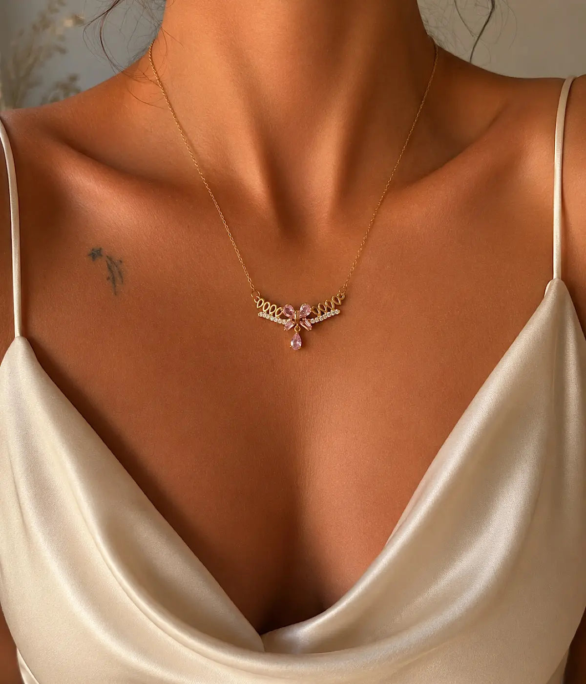 Pembe Taşlı Fiyonk ve Damla Detaylı Gold Kadın Kolye Vintage Aksesuar