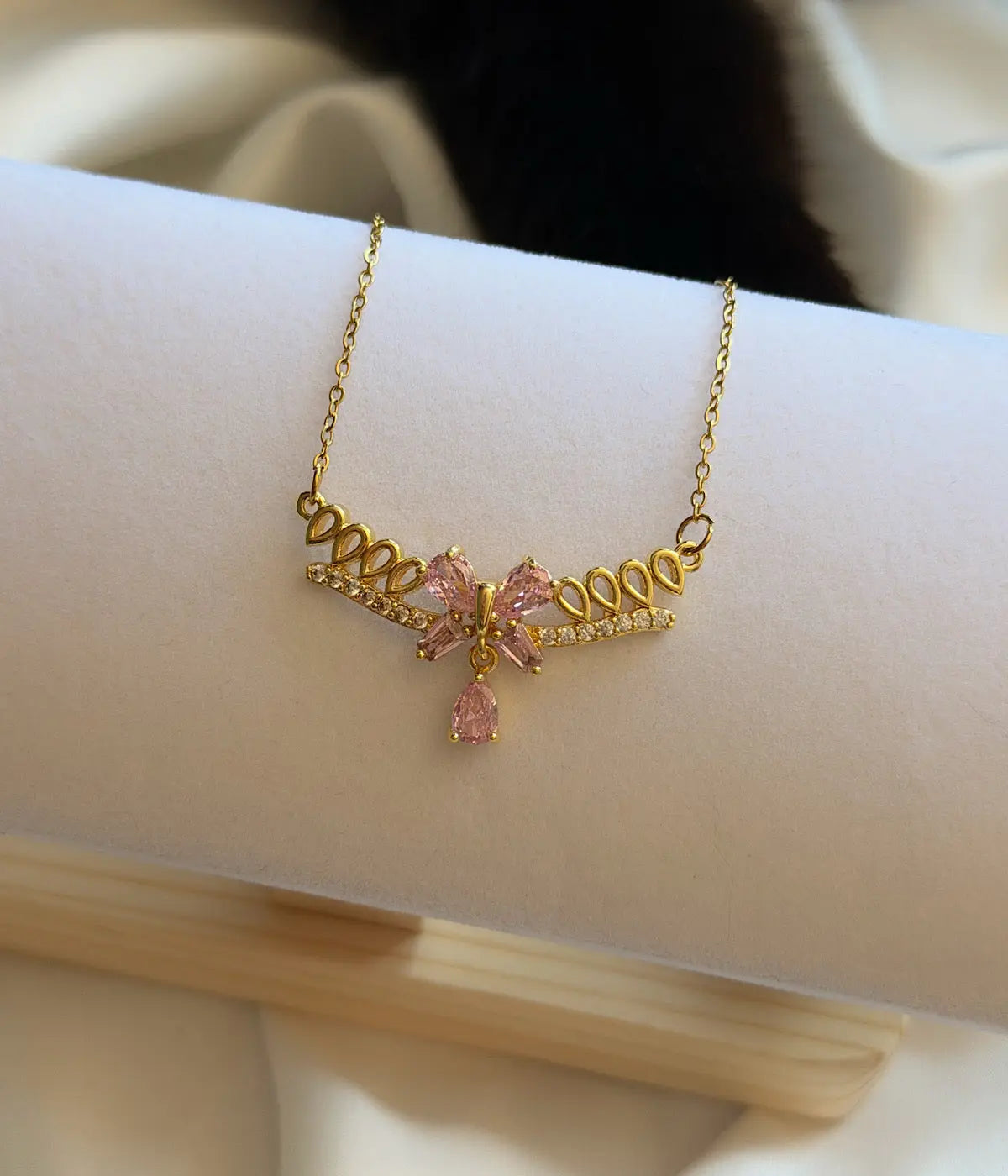 Pembe Taşlı Fiyonk ve Damla Detaylı Gold Kadın Kolye Vintage Aksesuar