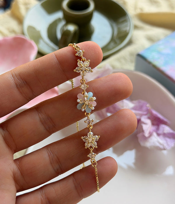 Renkli çiçek ve zirkon taş detaylı bileklik yakın görünümü