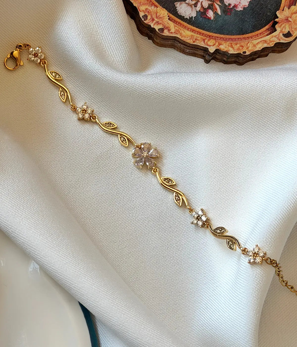 Vintage Beyaz Çiçek Tasarımlı Çelik Bileklik Vintage Aksesuar