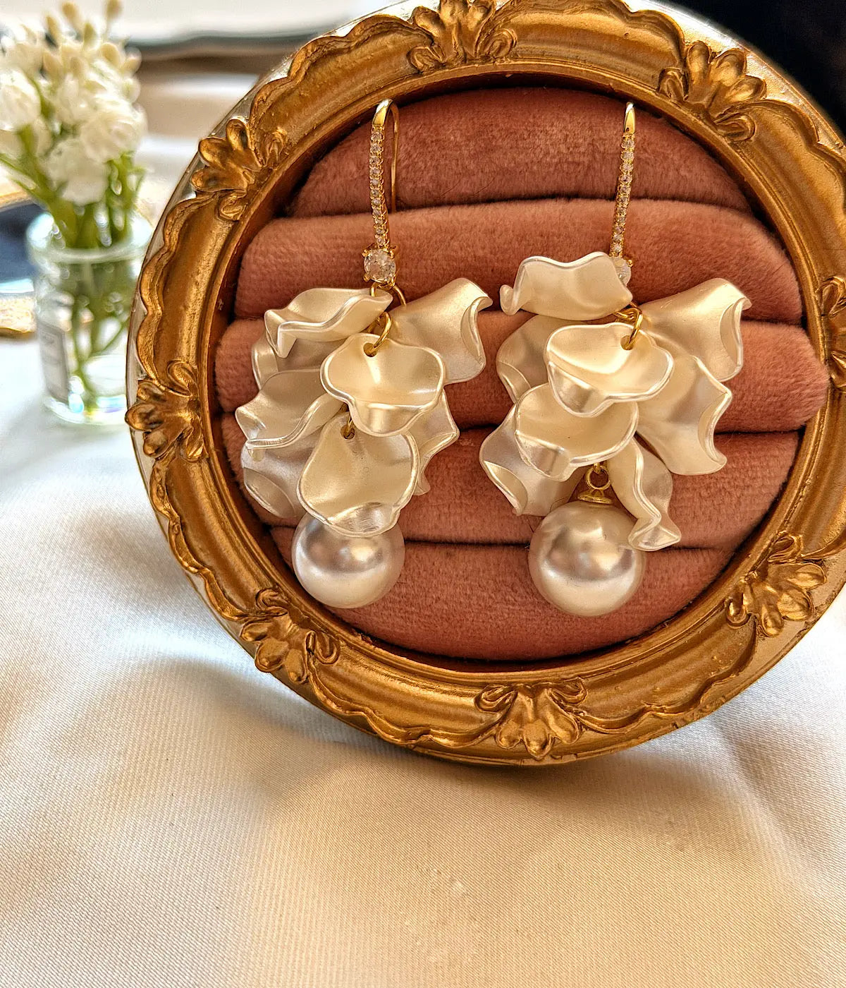 Vintage İnci Detaylı Beyaz Çiçek Sallantılı Küpe Vintage Aksesuar