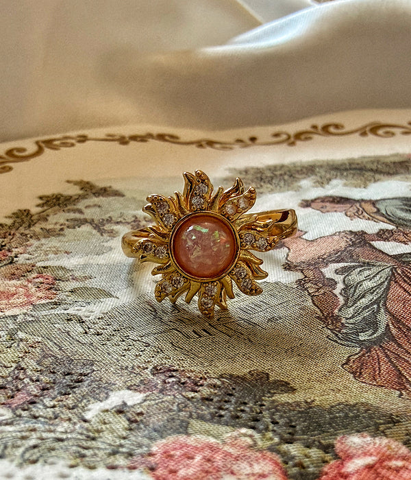Pembe opal taşlı güneş motifli gold yüzük yakın çekim