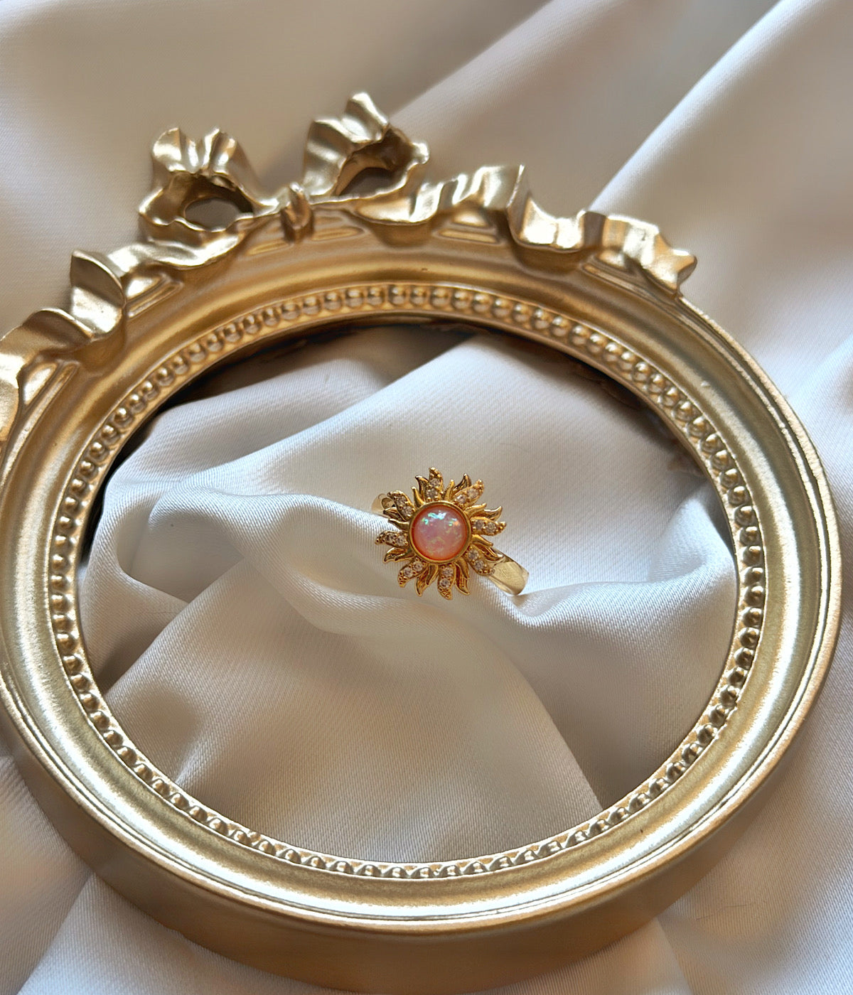 Pembe opal taşlı gold güneş yüzük dekoratif çerçeve içinde