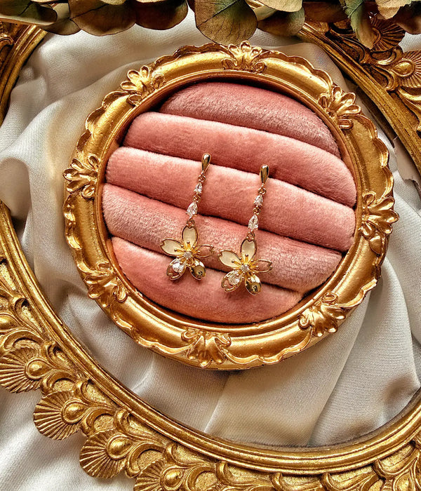 Vintage Sakura Çiçeği Sallantılı Küpe Vintage Aksesuar