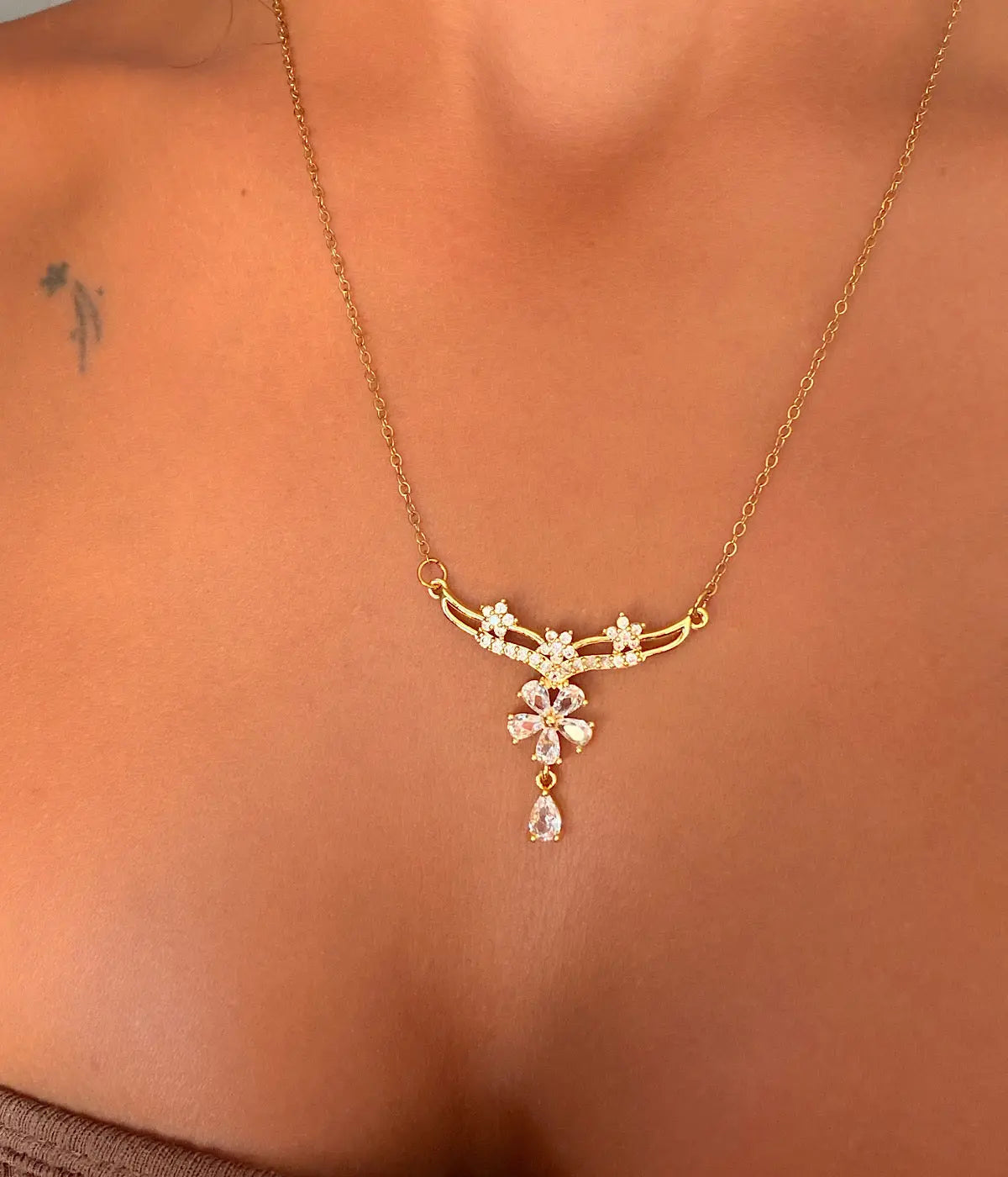 Vintage Taşlı Çiçek Dalı ve Damla Detaylı Gold Kadın Kolye Vintage Aksesuar