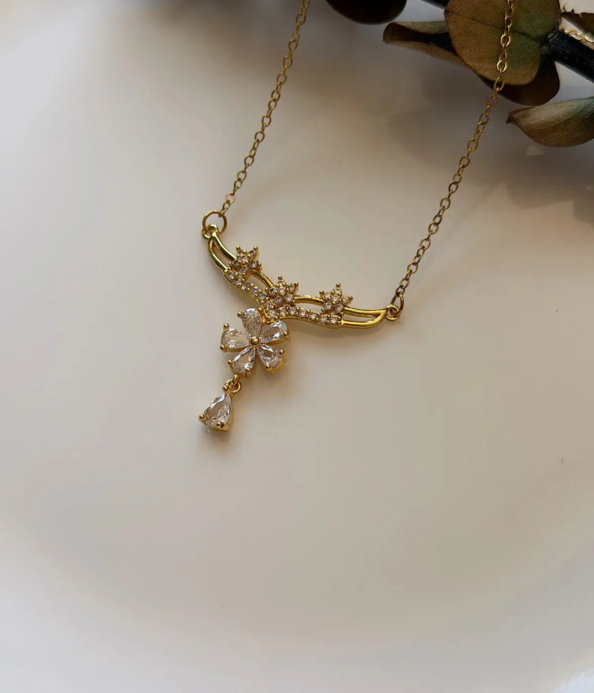Vintage Taşlı Çiçek Dalı ve Damla Detaylı Gold Kadın Kolye Vintage Aksesuar