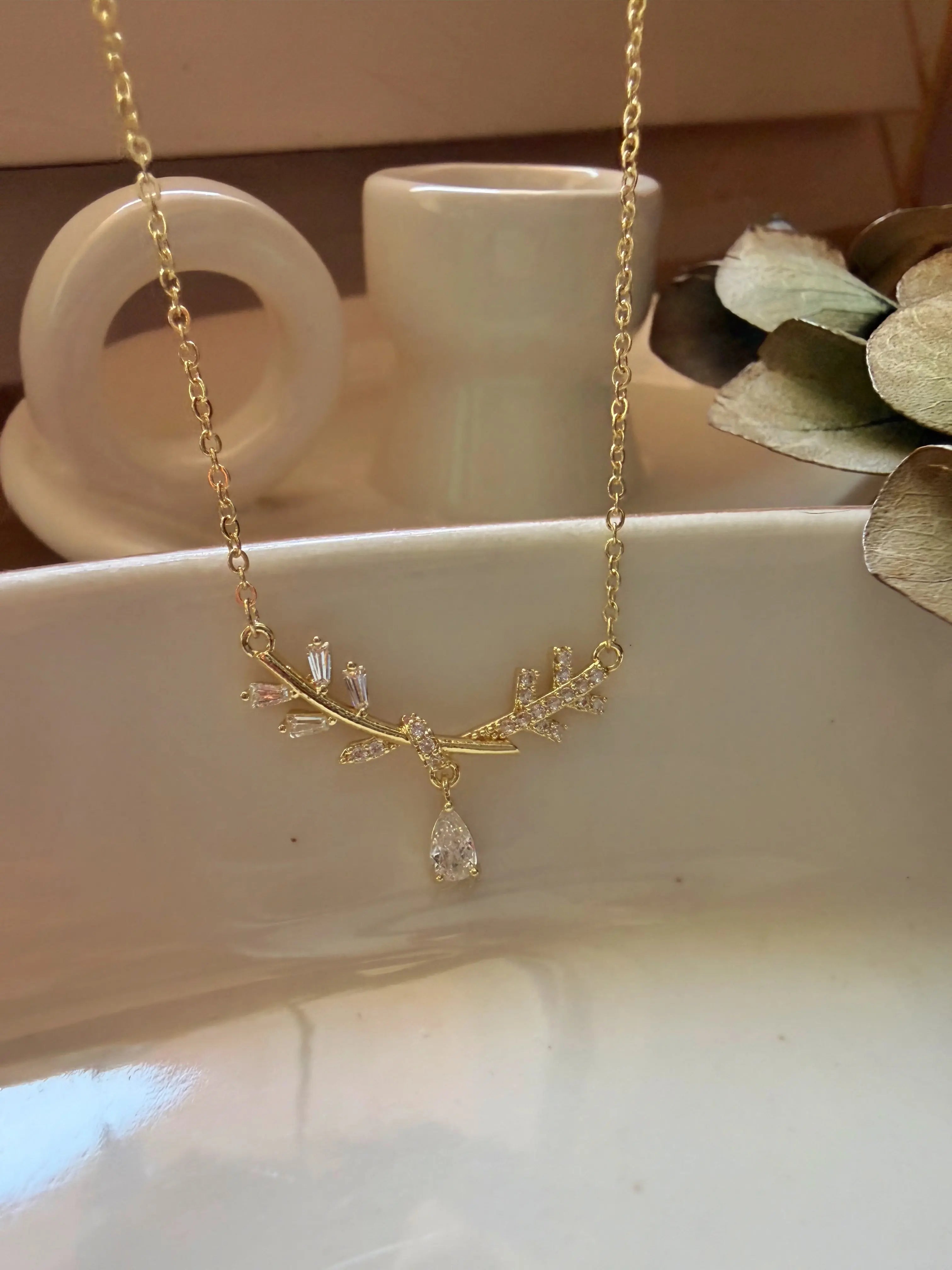 Yaprak Detaylı Işıltılı Dal Kolye Vintage Aksesuar