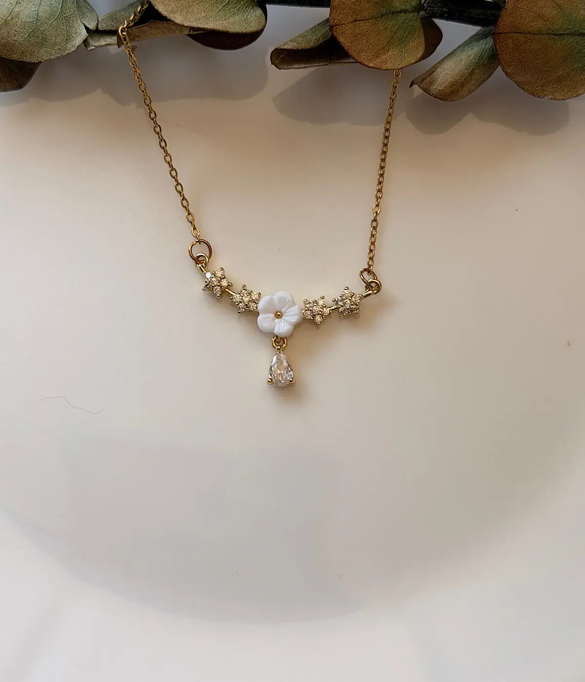 Yıldız Bahçesi Beyaz Çiçek ve Damla Taşlı Gold Kadın Kolye Vintage Aksesuar