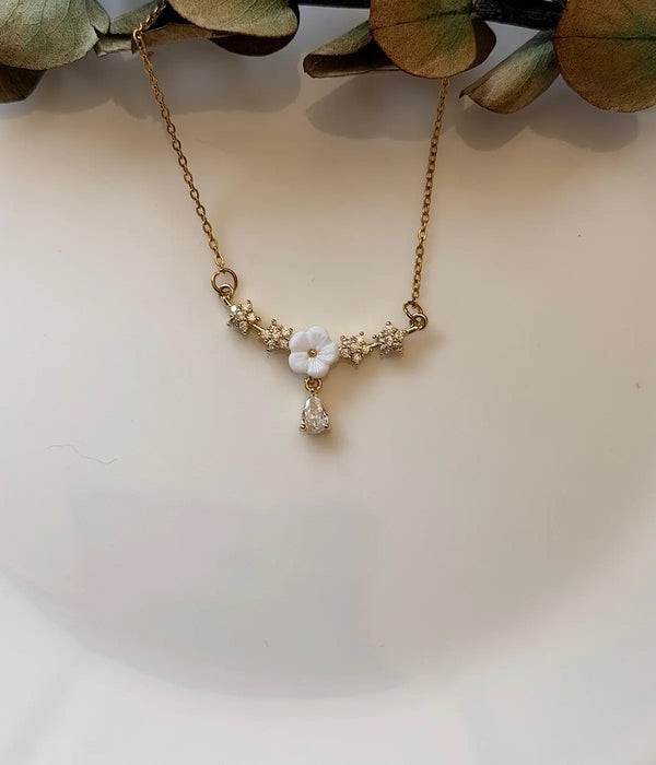 Yıldız Bahçesi Beyaz Çiçek ve Damla Taşlı Gold Kadın Kolye Vintage Aksesuar