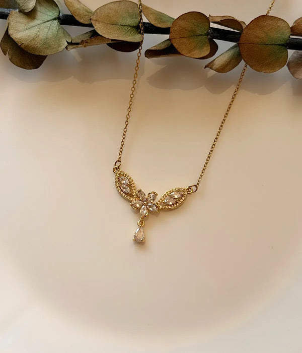 Yaprak ve damla detaylı zirkon taşlı gold kolye
