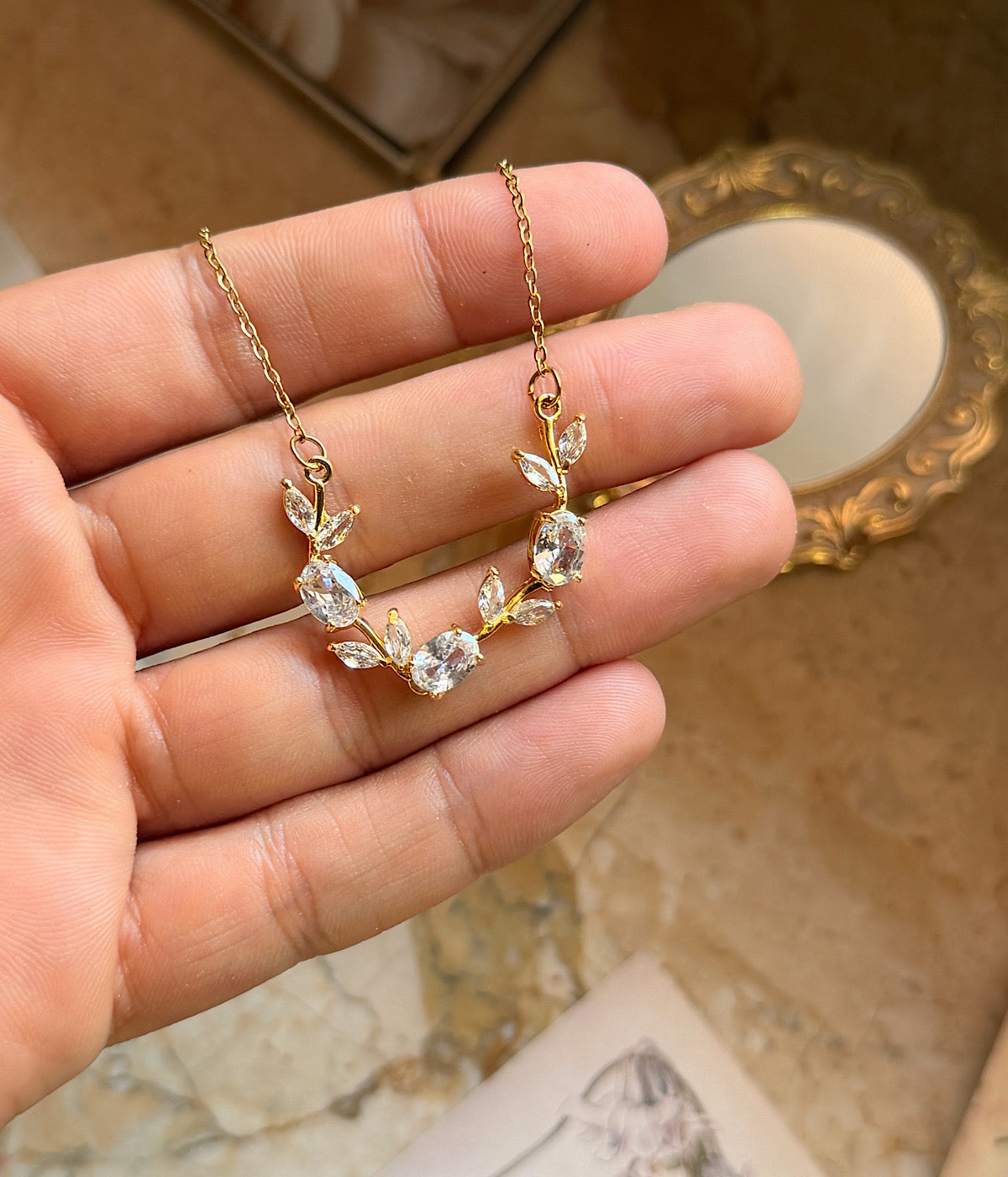 Yaprak detaylı zirkon taşlı gold kadın kolye ürün görünümü