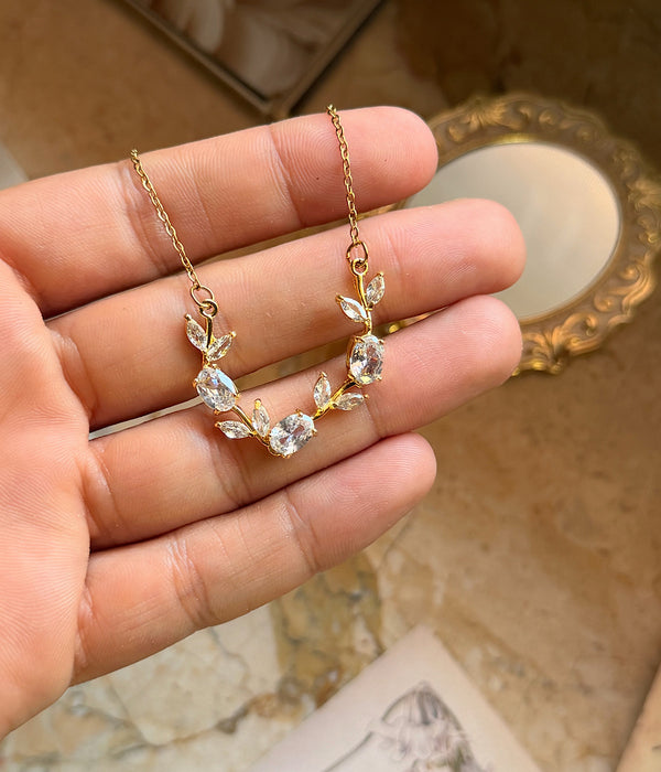Yaprak detaylı zirkon taşlı gold kadın kolye ürün görünümü