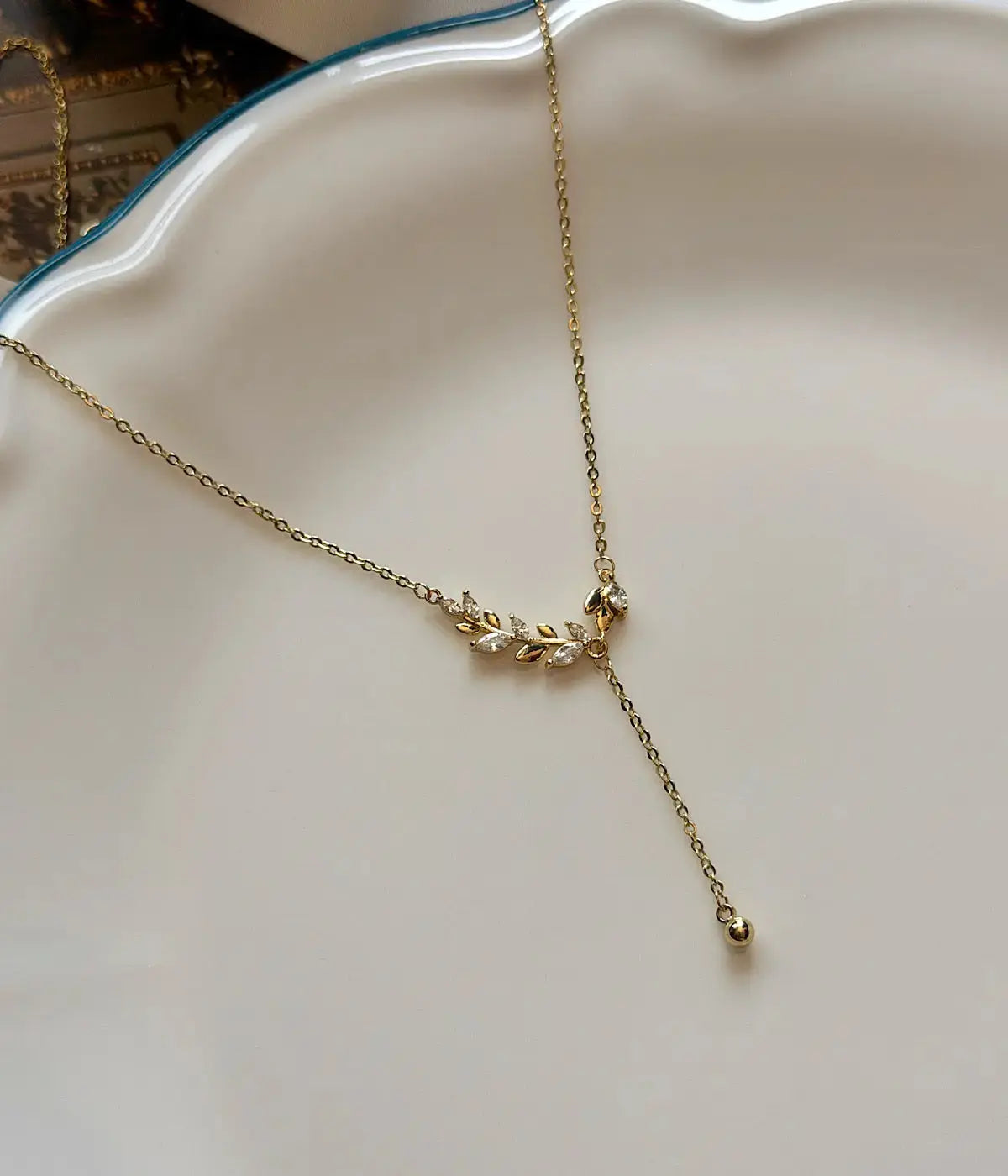 Zirkon Yapraklı Sallantılı Gold Kolye Vintage Aksesuar