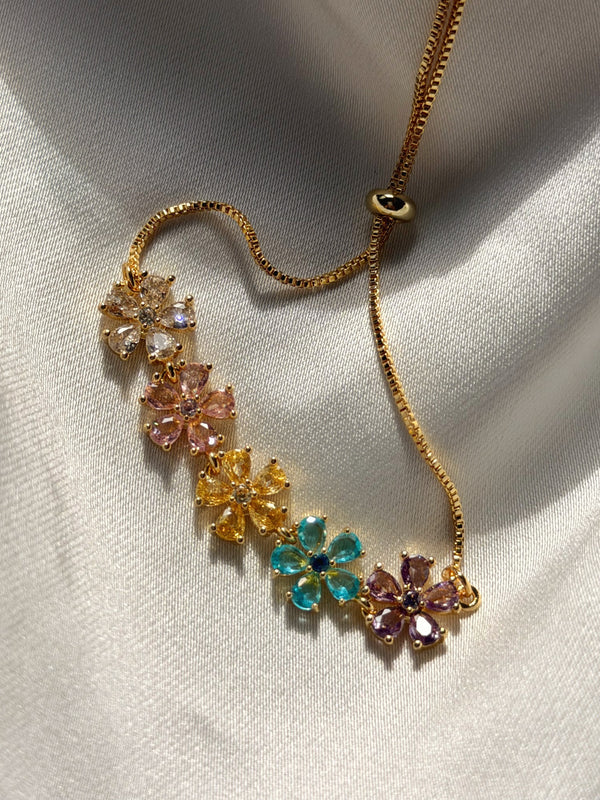 Mor mavi sarı pembe beyaz çiçekli asansörlü gold bileklik saten üzerinde