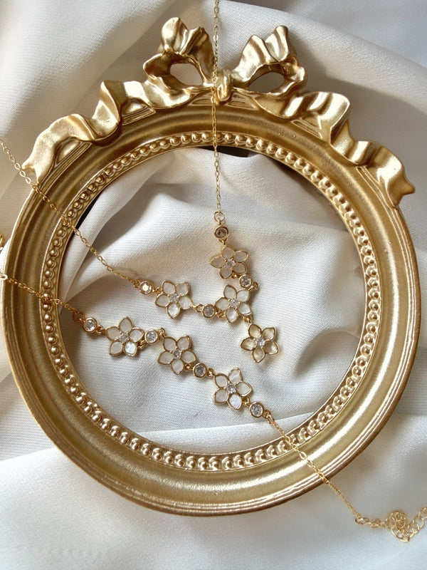 Beyaz çiçekli gold kolye ve bileklik 2'li kadın takı seti, çerçeveli sunum
