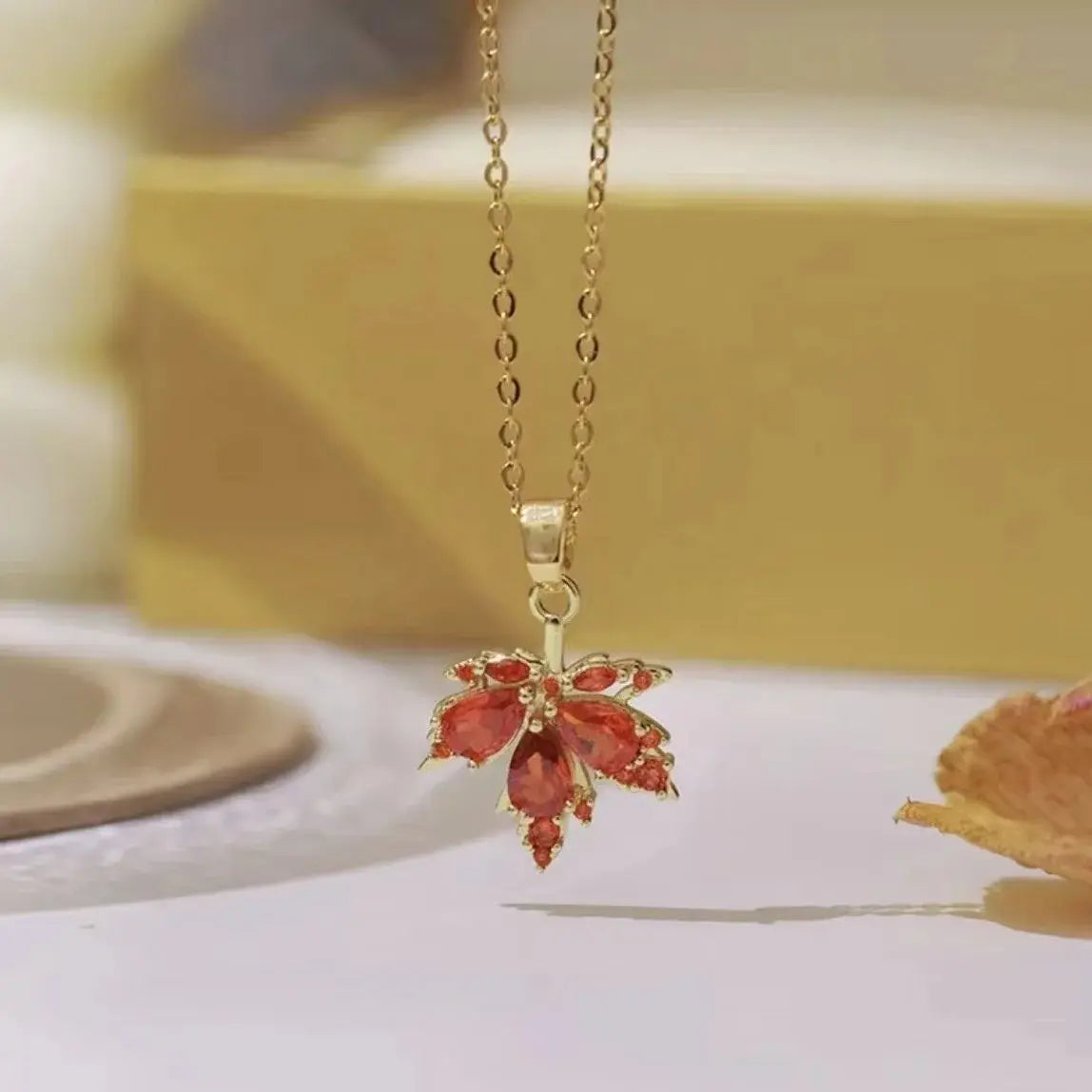 Kırmızı Akçaağaç Yaprağı Çelik Kolye