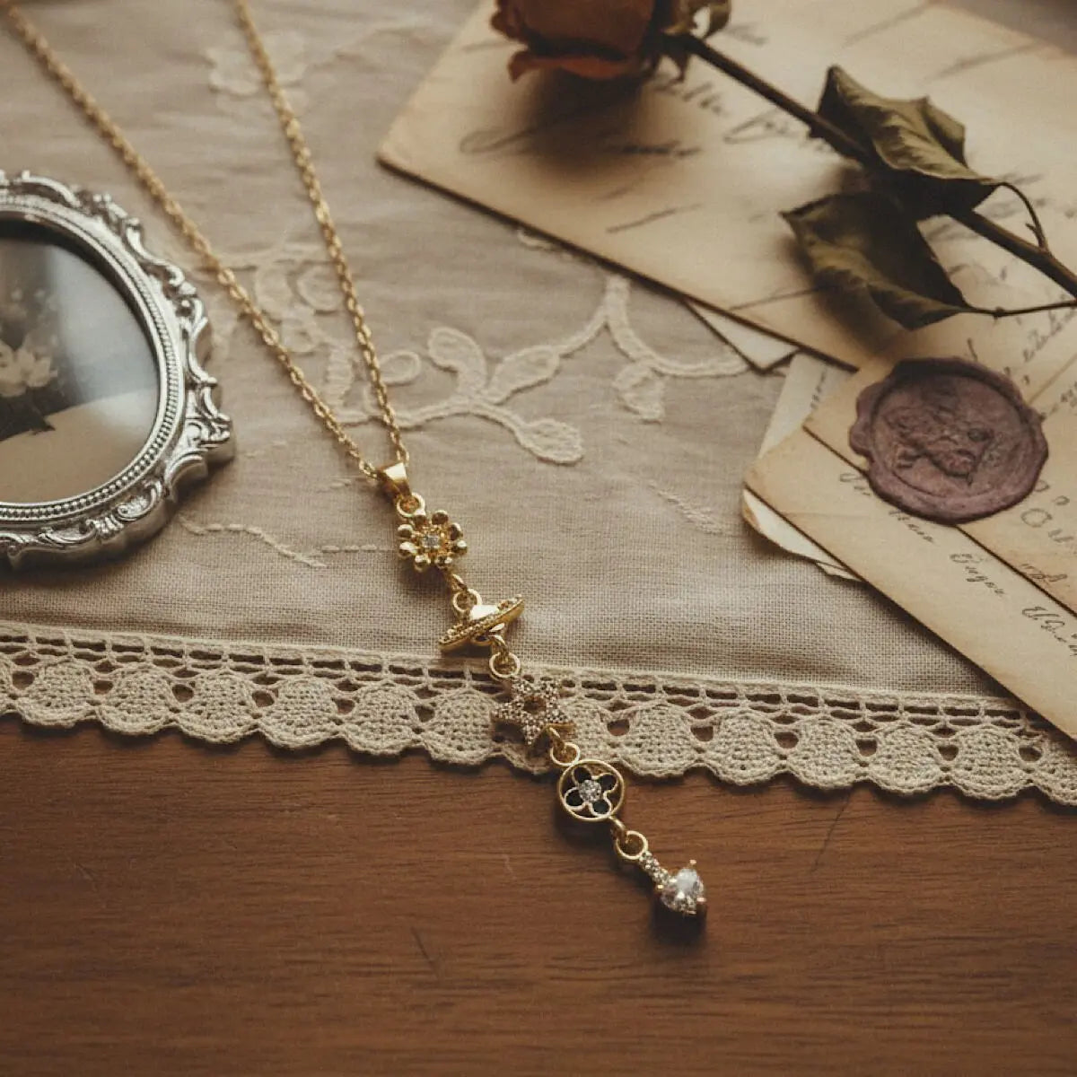 Gezegen Çiçek ve Kalp Detaylı Çelik Kolye Vintage Aksesuar