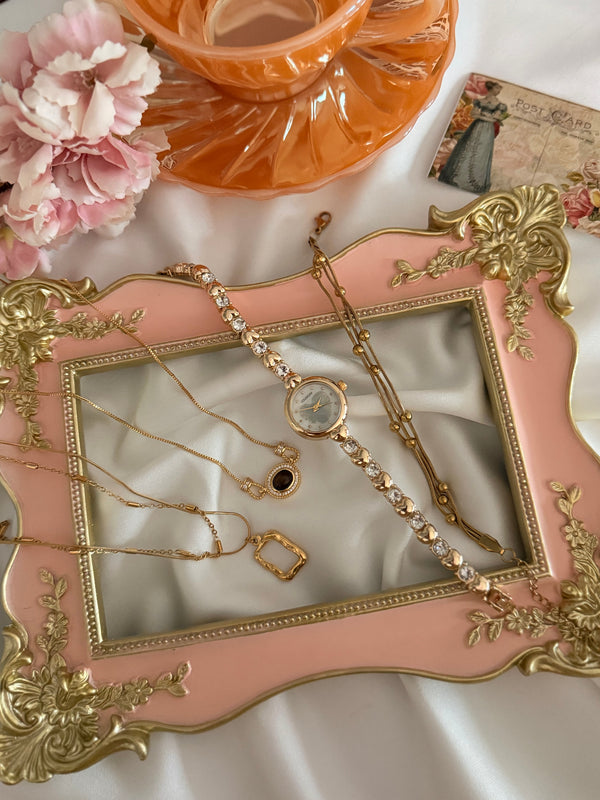 Pembe gold çerçevede kalp detaylı Gold saat, kahverengi taşlı kolye, geometrik çift katmanlı kolye ve çelik bileklikten oluşan 4'lü kadın takı seti