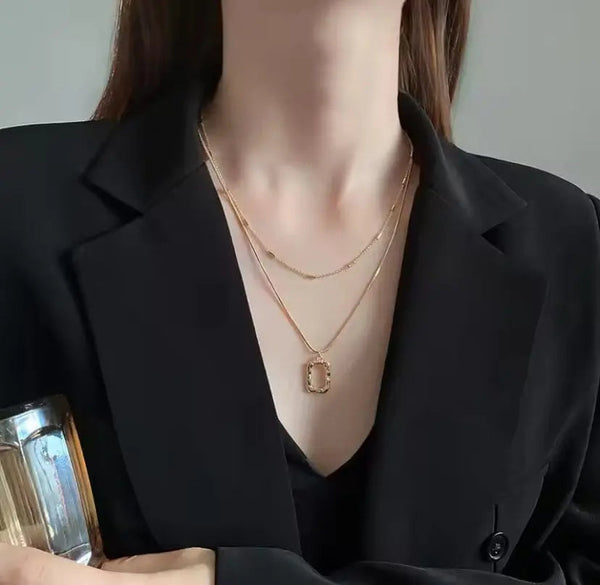 4'lü kadın takı setindeki gold geometrik çift katmanlı çelik kolyenin boyunda görünümü