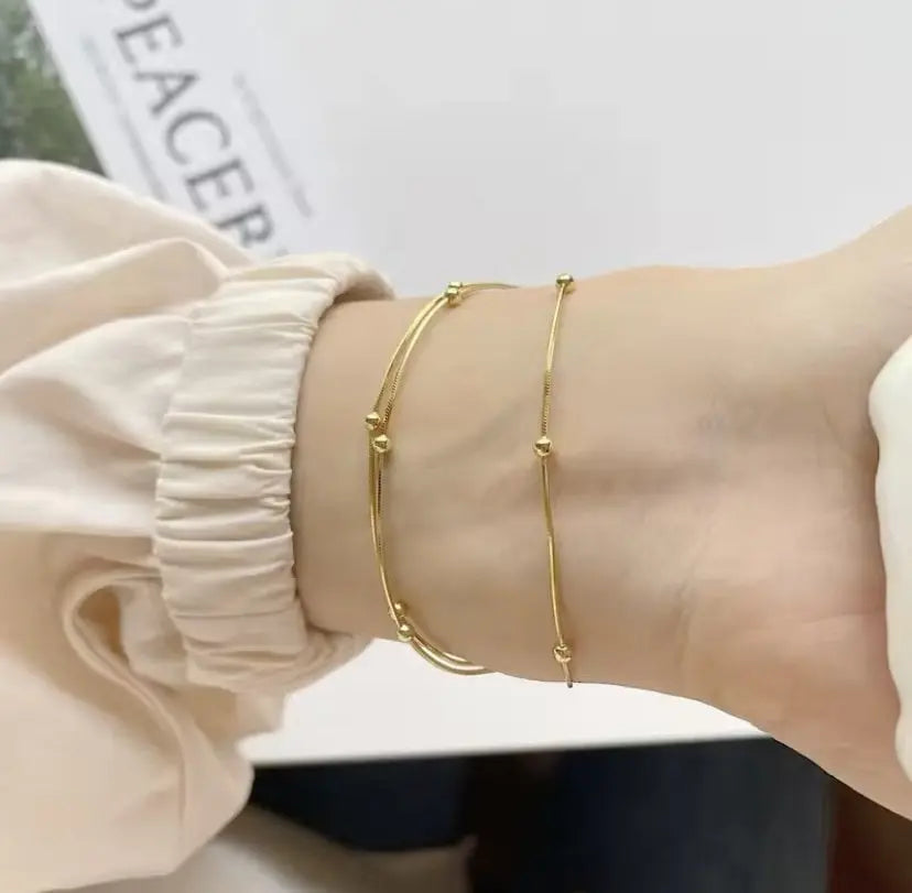 4'lü saatli takı setine dahil gold katmanlı çelik kadın bileklik