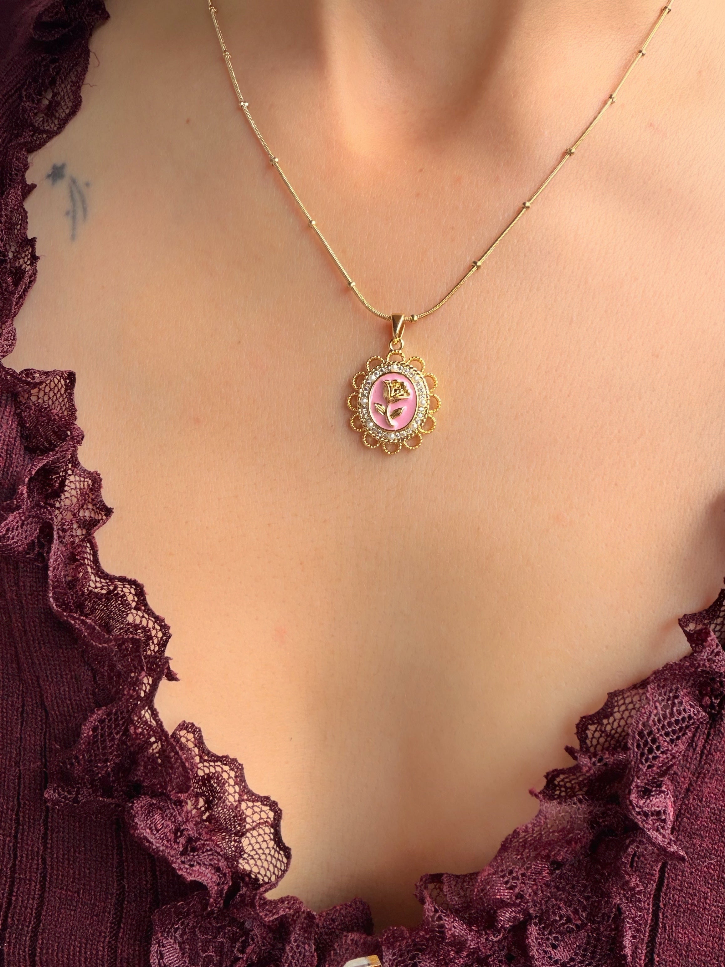 Pembe Gül Figürlü Vintage Çelik Kolye