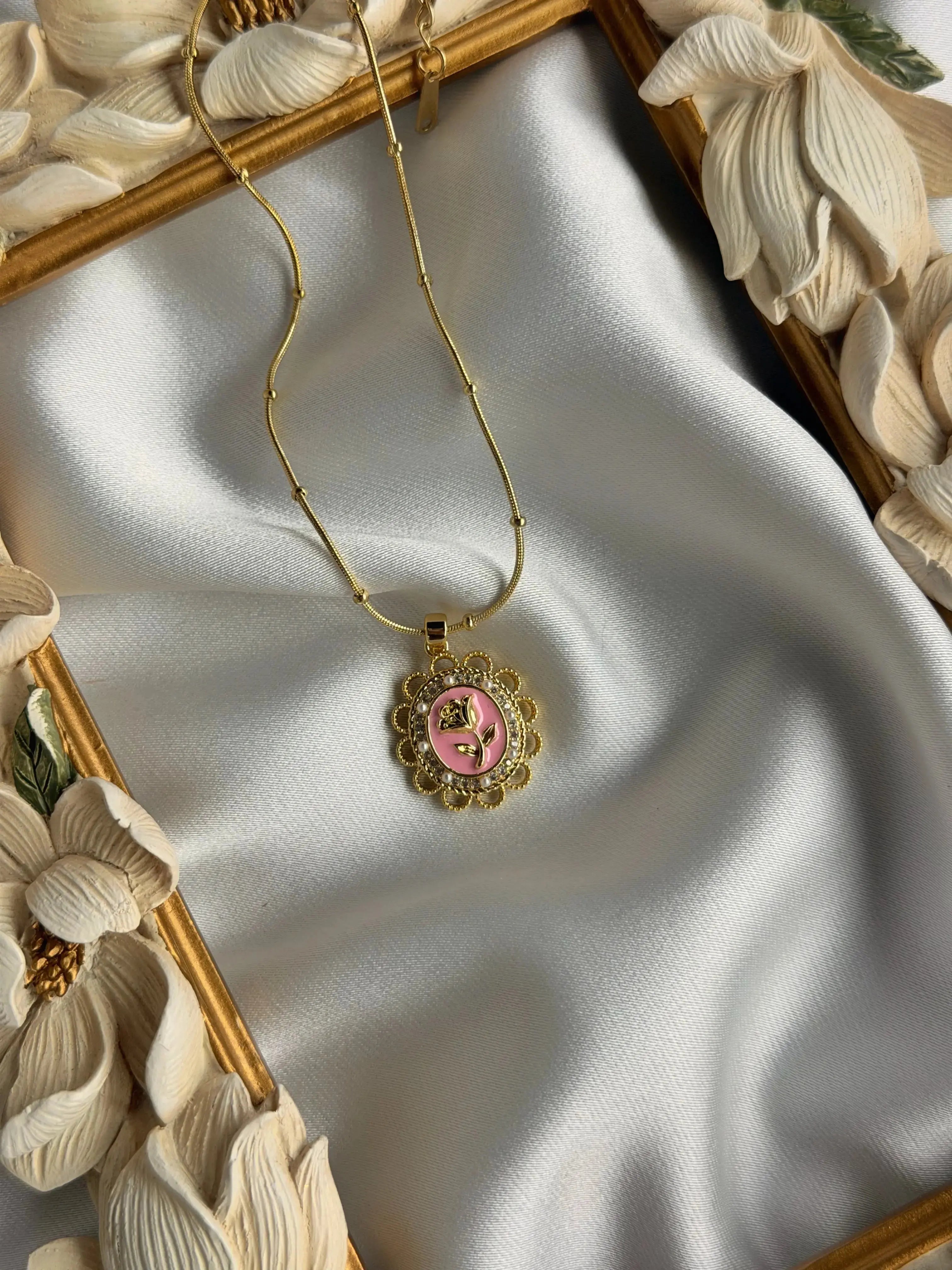 Pembe Gül Figürlü Vintage Çelik Kolye Vintage Aksesuar