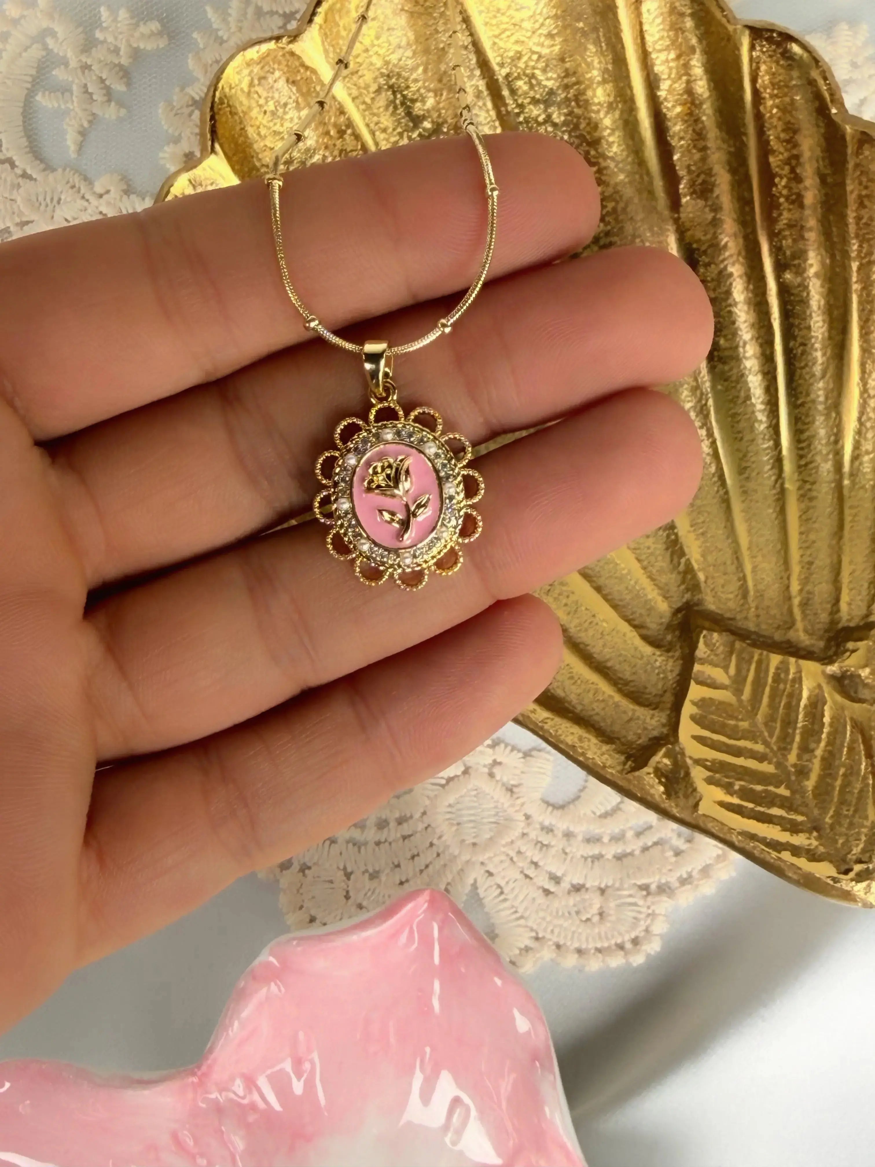 Pembe Gül Figürlü Vintage Çelik Kolye Vintage Aksesuar