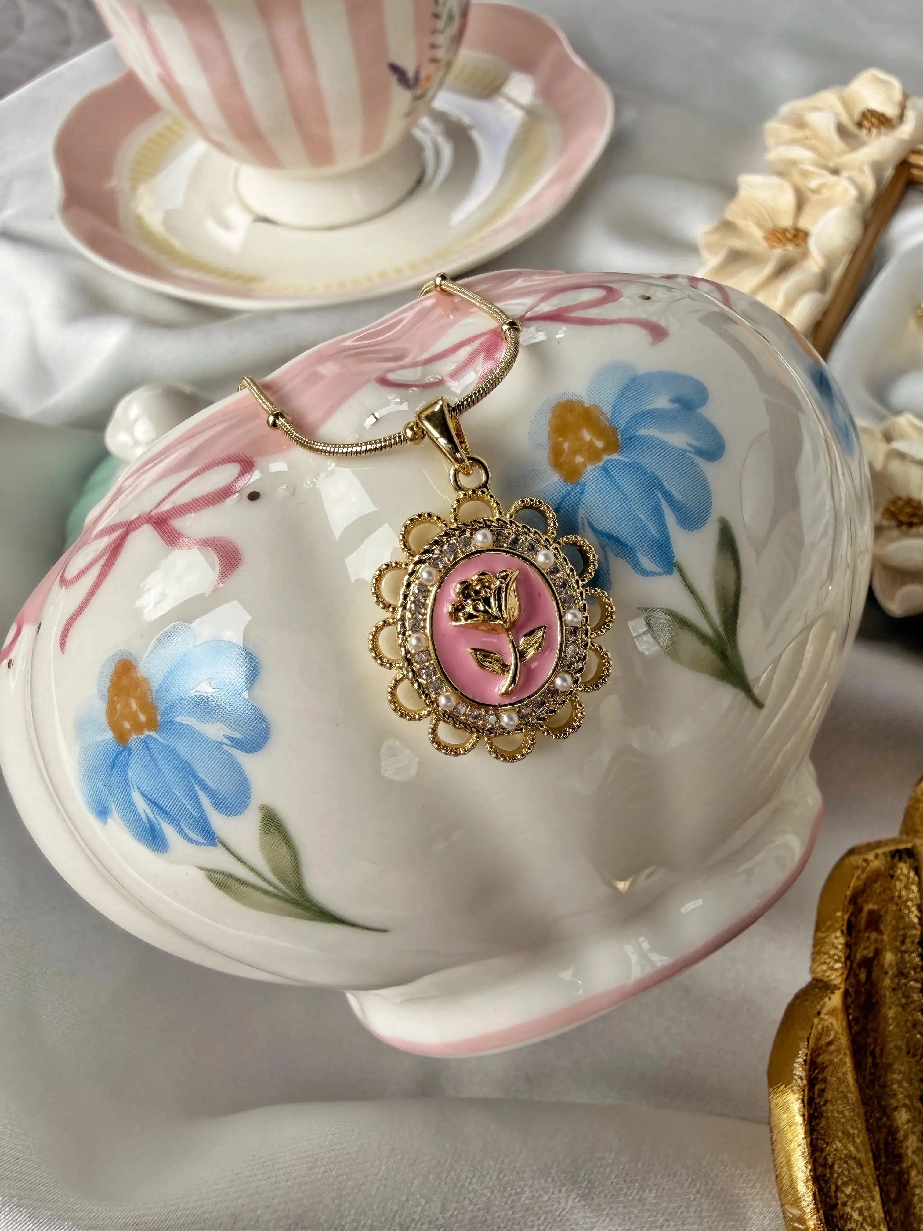 Pembe Gül Figürlü Vintage Çelik Kolye Vintage Aksesuar