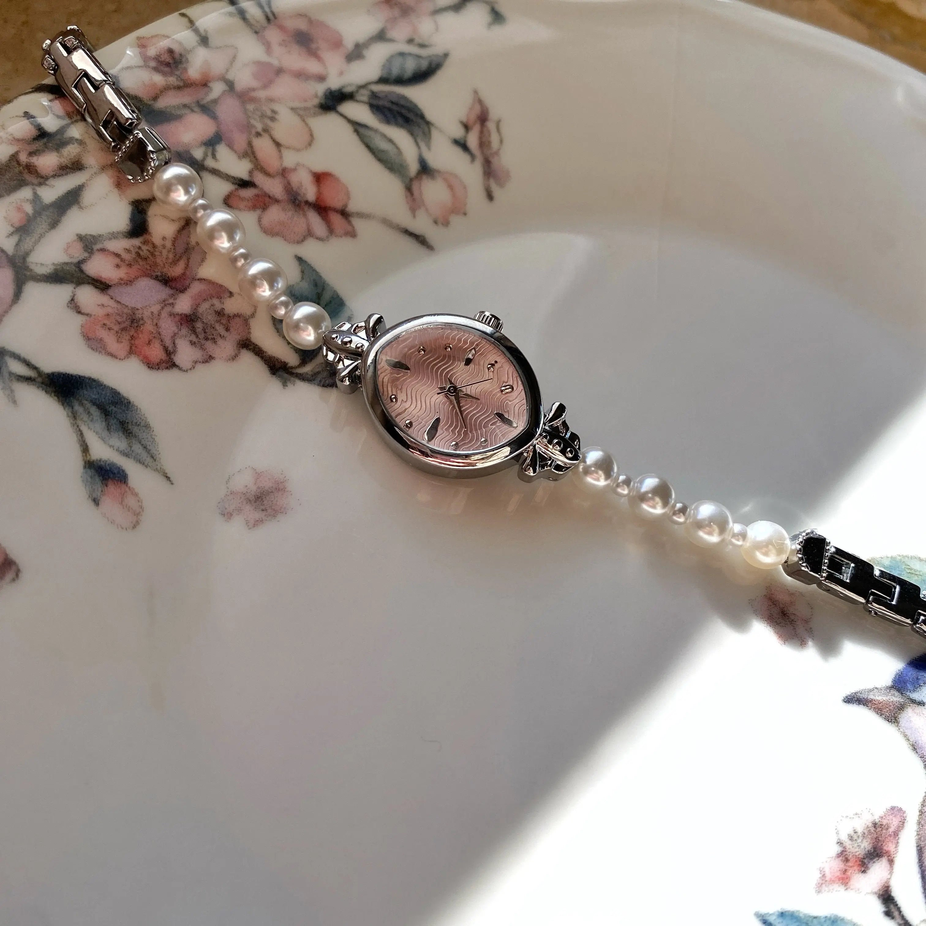 Pembe Oval Kadran İnci Tasarım Saat
